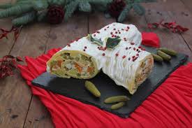 Al momento di costruire il tronchetto salato di natale, togliete l'alluminio, quindi sistemate tre dei quattro rotoli su un piatto da portata uno dietro l'altro per formare il tronco principale. Tronchetto Salato Con Insalata Russa Cibo Che Passione