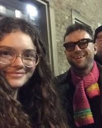 markoliver1977's daughter @lucyaliceoliver with Damon in Newcastle. Thanks  for the pic Mark! Cheers to all the dads who took their teenage daughters  sons to see Damon