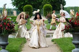 Dvě starší protivné a ošklivé, nejmladší aninka, milá jednou aninka našla ptačí pírko. Zaklete Pirko 2019 Fotogalerie Fdb Cz