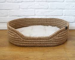 ta dam moya novinka lezhanka dlya koshek i sobak iz dzhuta skazhite skoree kak vam ideyu mne podali eshyo na odnoj iz letnih yarm dzhut koshachi krovati korzina