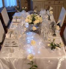 Le jour de votre mariage, vous serez bien trop occupée à remercier vos invités, sécher vos larmes, réajuster votre robe et faire vos photos pour. Idee Et Conseil De Decoration De Table De Mariage Marie Claire