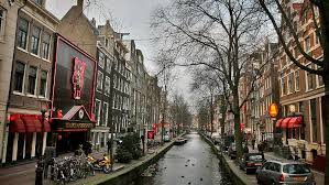 Das rotlichtviertel in amsterdam ist weltberühmt. Touristen Gaffen Zu Viel Amsterdam Verbietet Rotlicht Touren N Tv De