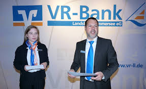 Holzstamm bank.hallo und herzlich willkommen auf unserer seite. 11 12 2018 Schone Bescherung Bei Der Vr Bank Landsberg Ammersee Vr Bank Landsberg Ammersee Eg