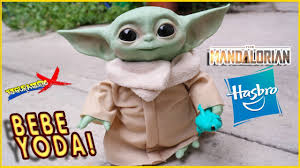 The toy plush has a soft body, plus a sturdy base filled with beans, perfect for cuddling or display as a collectible. Soy Papa Review Bebe Yoda Parlante Star Wars The Mandalorian The Child Peluche Hasbro Revision Youtube