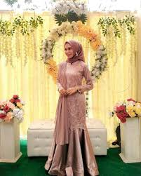 Dress batik kini hadir dengan kombinasi brokat, polos, dan blazer untuk wanita yang memiliki badan gemuk sehingga tubuh gemuk akan tampak langsing. 10 Model Kebaya Untuk Orang Kurus Terkini