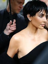 @kimkardashian debuterer ny frisyre under @maisonalaia visningen i Paris.  Foto: Getty Images & @kimkardashian