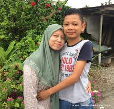 Ibu, kau selalu mendengarkan apapun yang aku katakan, bahkan kau tolong doakan aku agar bisa menjadi seorang ibu sepertimu. Selamat Hari Jadi Ibu Dan Adik