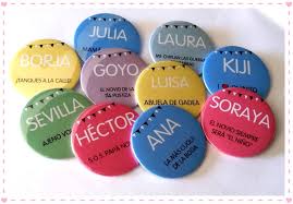 Nuestras chapas personalizadas son las chapas más duraderas y funcionales del sector. Chapas Coloridas Y Personalizadas Para Cada Invitad A Tu Boda Bodas Regalos De Boda Bodas Mi Boda