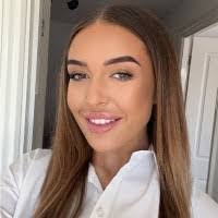 Molly Parsons's Instagram, Twitter & Facebook