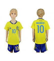 De flesta har en nation vid sidan om sverige som man håller på och då vill man självklart kunna klä sig i den landslagströjan. Sverige Zlatan Ibrahimovic 10 Hemmatroja Barn Vm 2018 Kortarmad Soccer Jersey Ibrahimovic Soccer Uniforms