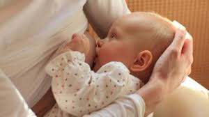 Voici de belles fraises pour toi.,, elle (mettre) l'assiette avec des fraises sur la table. Allaitement Et Bebe Constipe