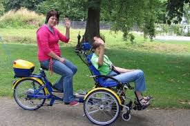 Der beifahrer wird auch wie im englischen als stoker. Zwei Junge Menschen Auf Einem Tandem Fahrrad Fur Behinderte Menschen Tandem Fahrrad Tandem Fahrrad