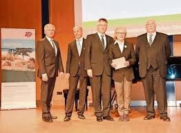 Er möchte ein konto eröffnen und spricht mit zwei bankangestellten. Selb Sonderpreis Fur Die Firma Netzsch Selb Frankenpost