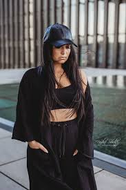 Bezuvar kitaplığı aracılığıyla kitapseverlerle buluşmuştur. Bahar Kizil Nadine Schultz Photography