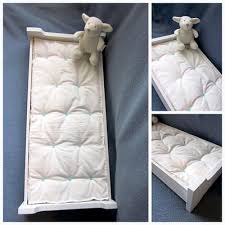 Dis Maman Habille Ma Poupee Tuto Bricolo Lit De Poupee Matelas Literie Lit Poupee Lit Chien Diy Chien Bricolage