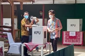 Ketiganya menerapkan protokol kesehatan sebelum masuk ke tps. Xiwrh59voxzsqm