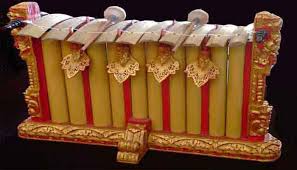 Satu perangkat gamelan terdiri dari instrumen saron, demung, gong, kenong, slentem, bonang, peking, gender dan beberapa instrumen lainnya. Alat Musik Gamelan Jawa Lengkap Gambar Dan Penjelasannya Cinta Indonesia
