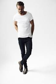 Black And White Combination T Shirt This Combination Of A White Crew Neck Tee And Black Slim Jeans Is Very Easy To Achieve And So Comfortable To Wear A Mens Outfits Mens Fashion Blog Mens Fashion