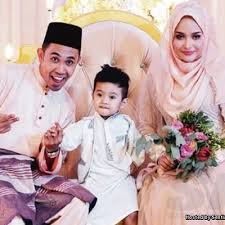 Penyanyi hafiz hamidun, 33, selamat mengikat tali pertunangan dengan pengasas kosmetik yang juga seorang ibu tunggal, joy revfa, 30. Joy Revfa Tarik Dakwaan Pernah Disentuh Hafiz Hamidun