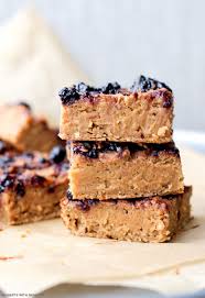 Healthy Peanut Butter And Jelly Blondies Recette Idee Recette Recette Recettes Sucrees