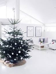 25 Simple And Minimalist Christmas Tree Decorations Minimalist Christmas Tree Minimalist Christmas Modern Christmas Tree