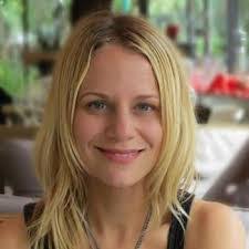 Sara Tuttle's Instagram, Twitter & Facebook