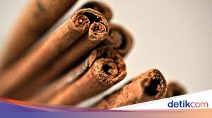 Daun berwarna hijau pucat, keras, bahagian atas berkilat dan berbentuk bujur. 7 Manfaat Kayu Manis Untuk Kesehatan Dan Efek Sampingnya