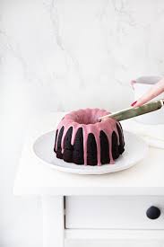 Der alexanderkuchen ist ein traumkuchen für menschen, die süßes lieben! Schoko Gugelhupf Mit Ruby Chocolate Glasur Wundertortchen