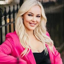 Kendra Halverson's Instagram, Twitter & Facebook