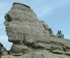 Babele şi sfinxul se află la o altitudine de 2216m, în imediata apropiere a cabanei babele. Babele È™i Sfinxul Gura De Rai A Romaniei