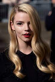 Seitdem brilliert sie an der seite von james . Anya Taylor Joy Im Interview So Betreibt Der Das Damengambit Star Selfcare Im Lockdown Vogue Germany