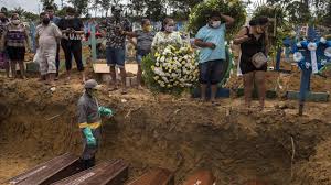 En manaos se realizan entierros colectivos donde unos diez ataúdes son colocados lado a lado en un pozo. Video Brasilien Weltspiegel Ard Das Erste