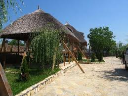 Cu o curte interioara vasta si frumos decorata. Pensiunea La Traian Murighiol Judetul Tulcea