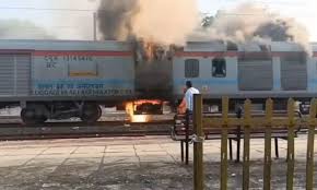 उज्जैन: तराना में बिलासपुर-बीकानेर एक्सप्रेस ट्रेन में लगी आग, कोच को अलग  कर बचाई यात्रियों की जान | Ujjain Bilaspur-Bikaner Express train caught fire  in Tarana, passengers ...