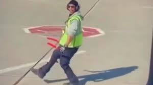 Tapi tahukah kamu berapa penghasilan jukir per bulannya? Viral Di Medsos Video Lucu Petugas Parkir Pesawat Yang Joget Di Pelataran Apron Halaman All Tribun Travel