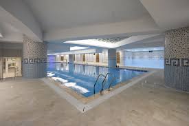 Tam olimpik yüzme havuzlarının boyu 50 metre, eni 25 metre uzunluğundadır, standart derinliği 5 metredir, kuvar sayısı 10 olan olimpik havuzların kulvar genişliği 2,5 metre olmaktadır. Yari Olimpik Havuz