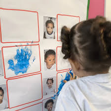 Descobrindo a própria identidade! ✨ No Berçário II, as crianças exploram as  fotos, se reconhecem e marcam sua presença com tinta, gestos e sorrisos.  Cada descoberta é um passo no caminho do