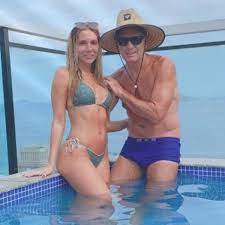 A carol revelou o segredo. Ao Lado Do Pai Carol Portaluppi Aproveita Quarentena Na Piscina