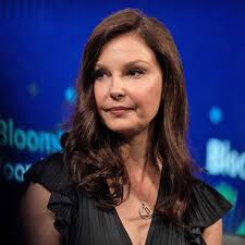 Fünf jahre später verließ sie ihre familie und lebte einige zeit auf der straße. Ashley Judd Says She S Getting Back Up After Shattering Her Leg The Knee Is Coming Along