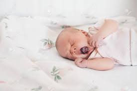 Tipps für babys erste tage daheim. Neugeborenes Baby Schlaft Und Gahnt Kinder Erste Tage Des Lebens Zu Hause Lizenzfreie Fotos Bilder Und Stock Fotografie Image 85978921