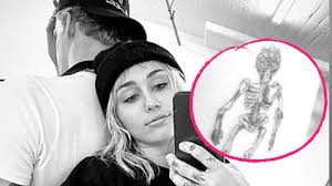 Since cyrus was 17 years old, she started hitting inked. Skelett Miley Cyrus Hat Schon Wieder Ein Neues Tattoo Promiflash De