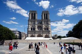 Après le désastre, la reconstruction. Notre Dame Opens Forecourt On Christian Holiday Of Pentecost Daily Sabah
