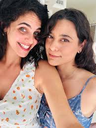 שני צברי- את אגדה, יש בך ולך את הכל, את שחקנית על חלל, כל טקסט שמובא ליידיך  מקבל תפנית, מקוריות ויש משהו מפתיע בכל שורה שיוצאת לך מהפה, ועד שזה לא מחובר