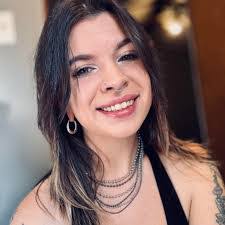 Kari Halverson's Instagram, Twitter & Facebook