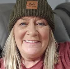 Is a metal cover included with the Blackstone griddle?