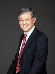 施永青（英语： shih wing ching ；1949年3月17日 － ），祖籍浙江宁波，上海出生，两岁时到香港，是香港的地产代理知名商人，中原地产和中原集团的两位创办人之一兼董事局主席，统领中国内地、香港、澳门三地分公司一千余间，员工两万多名。 他亦是免费报纸《am730》创办人、主要投资者、专栏. å…¬å¸ç°¡ä»‹ ä¸­åŽŸç§»æ°'é¡§å•