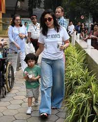 Kareena Kapoor Khan Enjoys A Shopping Day With Taimur In The City Hungryboo Karena Kapoor Kareena Kapoor Bollywood Actress Without Makeup