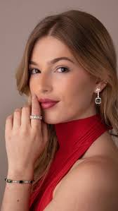 A nossa loja já está prontas para encantar você! 🎄💎🎁💍, Escolha o  presente perfeito para tornar este Natal ainda mais especial. ✨, Estamos na  Rua Oscar Freire, 213