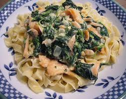 Spinat mit sahnesoße entsteht bei mir in einem topf. Pin Von Susi Lilie Auf Rezepte Lachs Mit Sahnesauce Rezeptideen Gesunde Lachsrezepte