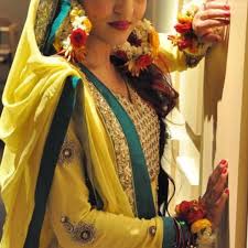 Pakistani Bride My Dholki Look Fresh Flower Jewelry From Zahra Specializing In Imported Jasmine Roses Pakistani Bride Desi Bride Fresh Flower Jewelry